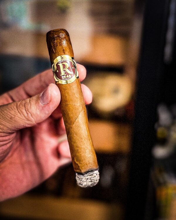 Vegas Robaina Famosos Cigar Close-up - Premium Quality