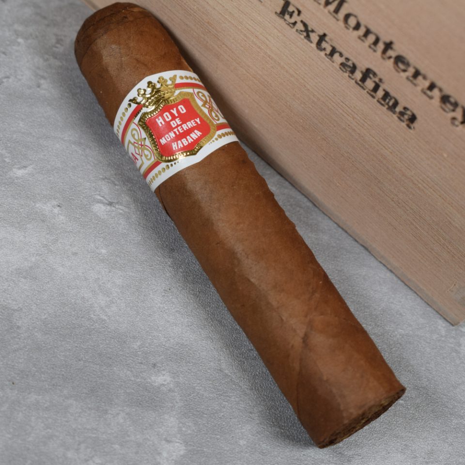 Hoyo de Monterrey Petit Robusto - The Perfect Choice for a Short Smoke