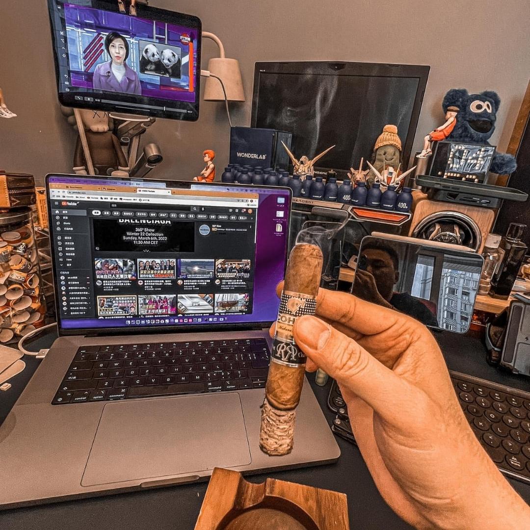 Cohiba Robusto Reserva Cosecha 2014 4 Cohiba Robusto Reserva Cosecha 2014 Cigar Close-up - Premium Quality